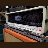 Kytarový zesilovač v bílém krytu s černou mřížkou, na které je umístěno logo EVH. Na pravé straně mřížky je nápis 5150 III. Přední panel obsahuje řad…