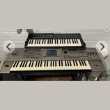 Dvě klávesové nástroje umístěné na sobě. Spodní šedý instrument nese nápisy Roland a DISCOVER 5 REALTIME ORCHESTRATOR. Horní černý instrument má nápi…