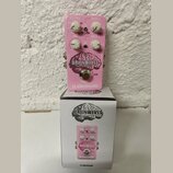 Růžový kytarový pedál s nápisy BRAINWAVES PITCH SHIFTER a tc electronic. Na horní části jsou ovládací prvky s popisky FX TYPE, MIX, VOICE 1 a VOICE 2…