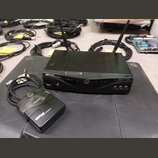 Černý bezdrátový systém složený z přijímače a vysílače. Na přijímači je nápis SR450 STATIONARY RECEIVER, logo ANS a nápis DATA UPLINK. Menší vysílač…