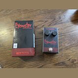 Na fotografii je kytarový efekt Eyemaster METAL DISTORTION značky tc electronic v originálním černém balení. Pedál má červenobílé provedení s dvěma o…