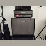 Kytarové kombo značky Blackstar složené z zesilovače a reproduktorové skříně. Na předním panelu zesilovače jsou nápisy POWER STONENT, POWER MASTER, R…