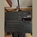 Černý multitrackový kazetový nahrávač s integrovaným mixážním pultem. Na přední straně je nápis YAMAHA MT8X MULTITRACK CASSETTE RECORDER. Zařízení ob…