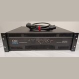 Černý výkonový zesilovač v rackovém provedení s nápisem QSC AUDIO a označením DUAL MONAURAL SUPPLY. Na pravé straně je uveden model RMX 5050 a text P…