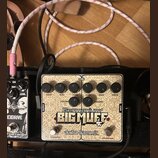 Kytarový efekt pedál značky electro-harmonix s názvem Germanium BIG MUFF. Zařízení má krémové provedení s hnědým ornamentálním vzorem a šest ovládací…