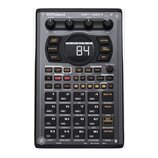Šedý sampler Roland SP-404 s digitálním displejem, který zobrazuje číslo 84. Horní část přístroje obsahuje čtyři ovládací knoflíky s popisky VOLUME,…