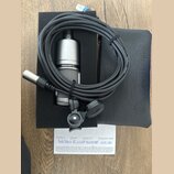 Stříbrný kondenzátorový mikrofon s mřížkou, na kterém je nápis audio-technica. Součástí je černý kabel s XLR konektory, černý držák a černý ochranný…