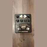 Černý basový pedál s nápisy SPECTRA DRIVE, BASS PREAMP & LINE DRIVER a logem tc electronic. Zařízení má osm ovládacích knoflíků s popisky GAIN, TUBED…