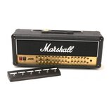 Kytarový zesilovač značky Marshall, model JVM. Má černý kryt s bílým logem a zlatý ovládací panel s řadou otočných knoflíků. Před zesilovačem je umís…