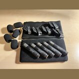 Sada pěti černých mikrofonů s kovovými mřížkami a pět přiložených černých pěnových windscreenů. Na těle každého mikrofonu je bílý nápis „audio-techni…