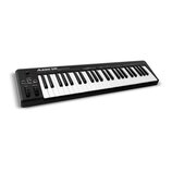 Černý MIDI kontrolér s klávesnicí. Na horním panelu je bílý nápis ALESIS Q49 USB/MIDI KEYBOARD CONTROLLER. Nástroj má v levé části dva ovládací posuv…