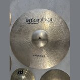 Kruhové činely z kovaného kovu s viditelnou strukturou kladivkování. Na horní části je nápis istanbul Mehmet Handmade Cymbals from Turkey a v dolní č…