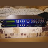 Dva modré rackové procesory značky xta electronics naskládané na sebe. Horní jednotka nese nápis DP226 SPEAKER MANAGEMENT SYSTEM a spodní DP446 AUDIO…