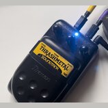 Černý efekt pedál s žlutým štítkem, na kterém je nápis THRASHMETAL a pod ním logo SOUNDTANK TMS. Nad hlavním nápisem jsou označení LEVEL, TONE a DIST…