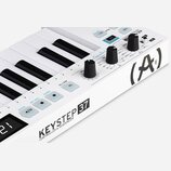 Bílá klávesová kontrola s černými a bílými klávesami. Na spodním panelu je nápis KEYSTEP 37 a pod ním text CONTROLLER & SEQUENCER. Jsou zde vidět ovl…