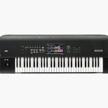 Černý digitální klavír s bílými a černými klávesami. Na levé straně je bílý nápis KORG a na pravé straně nápisy NAUTILUS MUSIC WORKSTATION. Uprostřed…