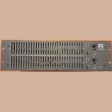 Černý rackový grafický ekvalizér s dvěma kanály ovládacími posuvníky. Na pravé straně je nápis Zeck GF 230 Constant Q 2x30 Graphic EQ. Zařízení obsah…
