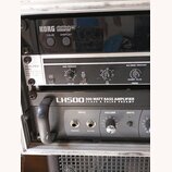 Fotografie zachycuje tři rackové jednotky v kovovém case. Horní zařízení je černý ladič s nápisem KORG pitchblack PRO RACKMOUNT TUNER a dvěma tlačítk…