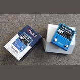 Modrý kovový pedál s nápisy TWIN-CITY CLASS-A AMP SWITCHER a ABY. Na spodní části je logo Radial engineering a přepínač označený jako TOGGLE. Vedle p…