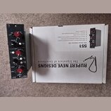 Černý zvukový modul 500 Series Inductor EQ značky Rupert Neve Designs. Na předním panelu jsou umístěny čtyři červené a dva černé otočné ovladače s bí…
