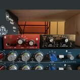 Fotografie zachycuje dva rackové audio procesory umístěné nad mixovací deskou. Levý červený přístroj nese nápisy PRE 73 Jr, GAIN, SIGNAL a OUTPUT. Pr…
