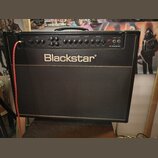 Černý kytarový kombo zesilovač značky Blackstar s modelem HT STAGE 60. Na horním ovládacím panelu jsou knofíky rozdělené do sekcí CLEAN, ISF / EQ (oz…