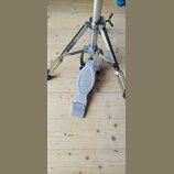 Fotografie zachycuje spodní část chromovaného stojanu s pedálem. Na horní části pedálu je nápis SONOR a pod ním menší text MADE IN GERMANY. Povrch pe…