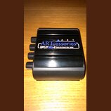 Černý kovový box s nápisy ARTccessories™ a SPLIT Mix 4 Passive Four Channel Mixer / Splitter. Na horní části je rovněž uveden nápis ART. Z levé stran…