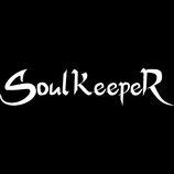Na černém pozadí je bílý nápis SoulKeepeR. Text je vyveden v dekorativním, stylizovaném písmu s ostrými zakončeními.