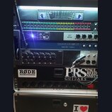Fotografie zachycuje rack s několika zařízeními. Z horní části jsou vidět přístroje s nápisy "free wireless TWIN PT 933 UHF DUAL CHANNEL RECEIVER", "…