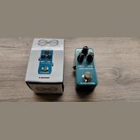 Modrá kytarový efekt pedál s nápisy INFINITE SAMPLE SUSTAINER a tc electronic. Pedál má tři černé ovládací knoflíky s popisky LEVEL, FADE IN a DECAY.…