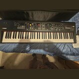 Černý digitální klavír značky YAMAHA. Na pravé straně panelu je nápis Stage Piano CP73 a červený štítek s textem CP. Nástroj má bílé a černé klávesy,…