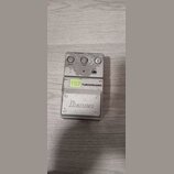 Stříbrný kytarový efekt pedál s nápisy Ibanez, TS7 a TUBESCREAMER. Na ovládacím panelu jsou tři otočné knoflíky s popisky DRIVE, TONE a MODE (s volba…