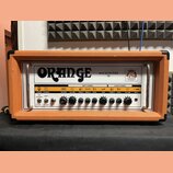 Kytarový zesilovač v oranžovém texturovaném potahu s černými hranami. Na předním panelu je velký nápis ORANGE a označení ROCKERVERB 50 spolu s logem.…