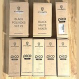 Fotografie zobrazuje osm kartonových krabic od modulárních syntetizátorů značky erica synths. Horní řada obsahuje krabice s nápisy BLACK POLIVOKS VCF…