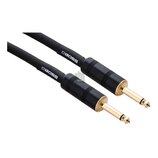 Dvě černé audio kabelové konektory se zlatými hroty. Na černých gumových krytech je bílý nápis BOSS. Povrch konektorů má v horní části vroubkování pr…