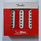 Sada tří bílých snímačů pro elektrickou kytaru v původním červenobílém kartonovém obalu. Na horní části krabice je černé logo Fender®, ve spodní část…
