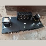 Černý elektronický přístroj v otevřeném šasi bez krytu. Na předním panelu je nápis VK 212, několik přepínačů a řada otočných ovladačů. Uvnitř jsou vi…