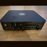 Černý basový předzesilovač s nápisem DARKGLASS ELECTRONICS a MICROTUBES. Na horní straně je bílé kruhové logo s ornamentem. Přední panel obsahuje vst…