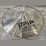 Kovový činel s kovaným povrchem a viditelnými důlky. Na povrchu je černý nápis UFIP Rough Series EARCREATED CYMBALS. V horní části je malý, nečitelný…