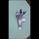Kovový pedál bicího bubnu stříbrné barvy. Na spodní části stupně je vyražen nápis YAMAHA. Beater má bílý plstěný nástavec. Povrch vykazuje běžné znám…