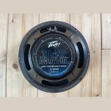 Černý kruhový reproduktor s kovovým rámem. Na středovém krytu je bílé logo Peavey a velký modrý nápis BLUE MARVEL. Dole je uveden text PRO PERFORMANC…