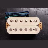 Bílý humbucker s dvěma cívkami a plastovým krytem. Horní cívka má šest kovových šroubů, spodní cívka šest kovových kolíků. Z nástroje vedou modré a z…