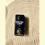 Tmavě modrý kytarový pedál s nápisem SPECTRA COMP a BASS COMPRESSOR. Ve spodní části je uveden text true bypass a logo tcelectronic. Pedál má jeden o…
