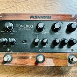 Efektový procesor Fishman ToneDEQ AFX | PRE • EQ • DI v dřevěném provedení. Zařízení obsahuje několik otočných potenciometrů s popisky jako reverb 1,…