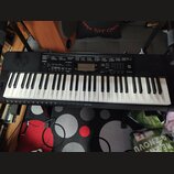 Černý digitální klavír s bílými a černými klávesami. Na levé straně ovládacího panelu je bílé logo CASIO a vedle něj nápis CTK-3500. V dolní části po…