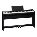Černý digitální piano s bílými a černými klávesami, umístěný na matchingovém černém stojanu. Na pravé straně ovládacího panelu je nápis Privia. Nástr…