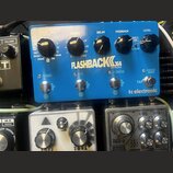 Modrý efekt pedál s nápisy FLASHBACK x4 a tc electronic. Na horní části jsou vypsány typy delay efektů, včetně názvů TAPE, ANALOG a CRYSTAL. Pedál má…