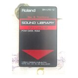 Černá paměťová karta s nápisy. V horní části je bílé logo Roland a označení SN-U110-12. Uprostřed je červený pruh s textem SOUND LIBRARY a pod ním da…