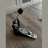 Fotografie zobrazuje černý basový pedál s kovovými prvky. Na šlapce je nápis IRON COBRA, The legend iron footboarder a modelové označení 600. Na patě…